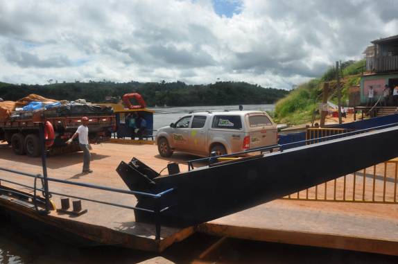 Balsa sobre o Rio Xingu, na Transamazônica - PA